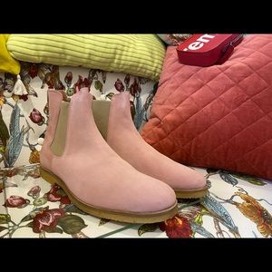 Pink men’s Chelsea boots